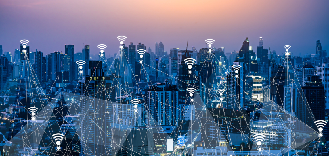 5G-verkko Suurkaupunki, johon on kuvitettu eri rakennukset yhdistävä wifi-signaali