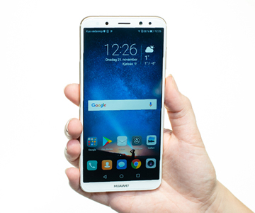 Huawei Mate 20 Lite 6,3” näytöllä Huawei Mate 20 Lite kuvattuna edestä päin