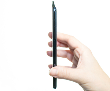 Ergonomisesti muotoiltu Samsung Galaxy A7 Samsung Galaxy A7 kuvattuna sivulta päin