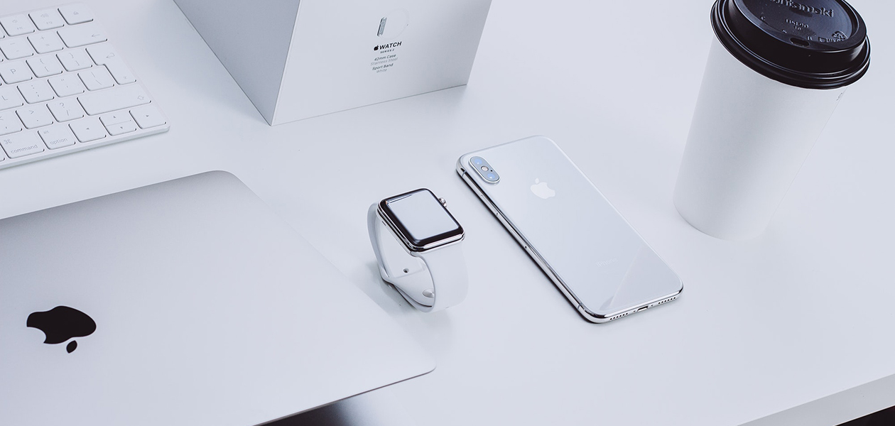 Tietoa Apple HomeKitistä Erilaisia Apple-laitteita työpöydällä