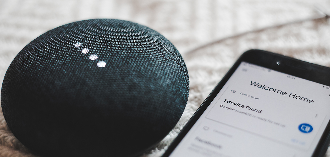 Saa kaikki irti Google Home -älykaiuttimesta ja Google Assistentista Google Home Mini -älykaiutin ja älypuhelin