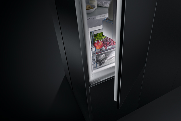 VitaFresh-laatikko on yksi Bosch VarioStyle -jääkaappipakastimen monista älykkäistä ominaisuuksista Bosch VarioStyle saatavana myös Carbon black -värissä