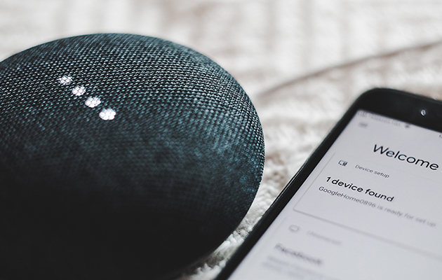Näin saat enemmän irti Google Homesta Google Home Mini -kaiutin älypuhelimen vieressä.
