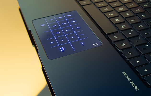 ASUS ZenBook 13 -kannettava on varustettu kosketuslevyllä, joka toimii myös numeronäppäimistönä Kosketuslevyn ja numeronäppäimistön yhdistelmä
