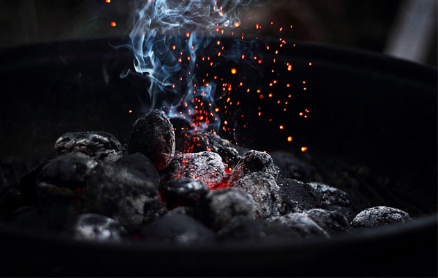 Täydellistä ruokaa helpoin keinoin Kuumana hehkuvat hiilet hiiligrillin sisällä