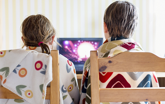 Priorisoi oikeat laitteet Kaksi lasta istuu kannettavan tietokoneen edessä.