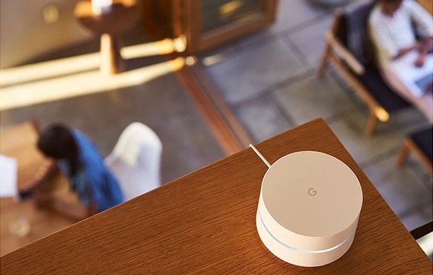 Google WiFi -laite sijoitettuna hyllylle.