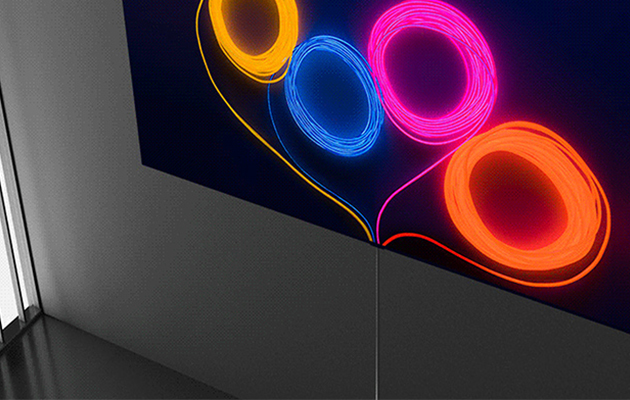 Samsung One Invisible Connectionin ansiosta televisioon täytyy liittää vain yksi läpinäkyvä johto. QLED-TV, jossa ruudulla värikkäitä elementtejä, jotka kuvaavat television meneviä kaapeleita.
