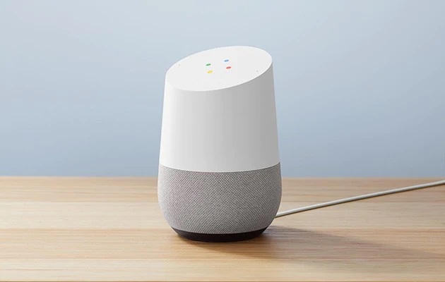 Google Home on yllättävän monipuolinen laite Google Home puisella tasolla.