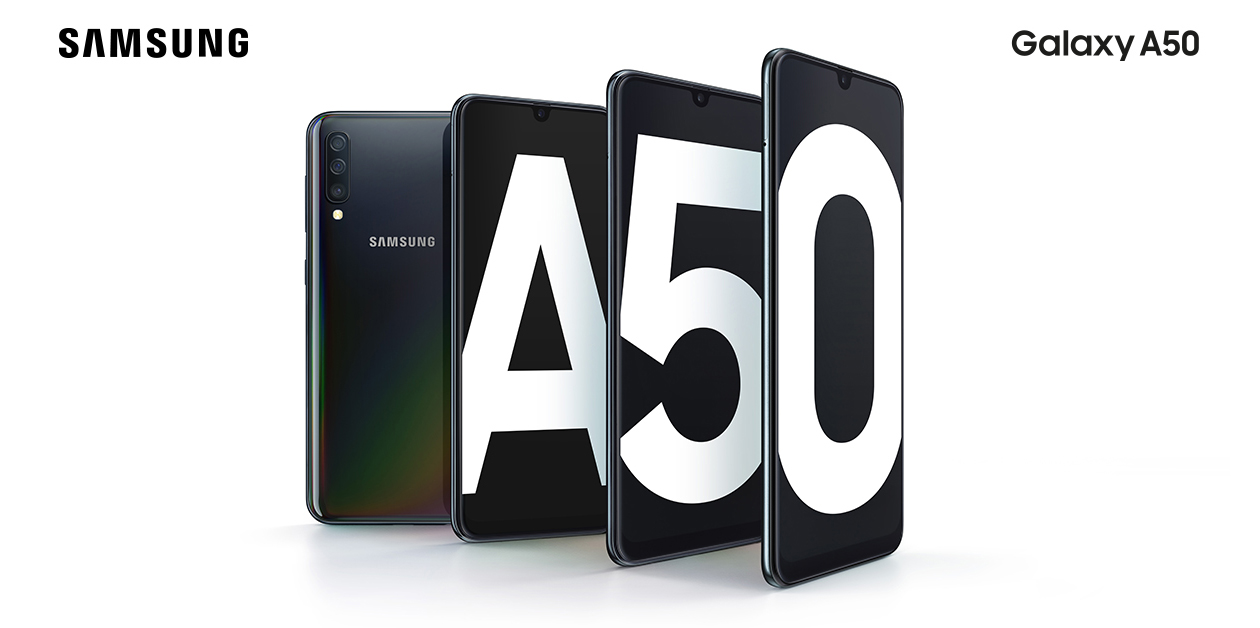 Samsung Galaxy A50 tarjoaa enemmän sitä, mitä oikeasti tarvitset Neljä mustaa Samsung Galaxy A50 -älypuhelinta valkoisella taustalla