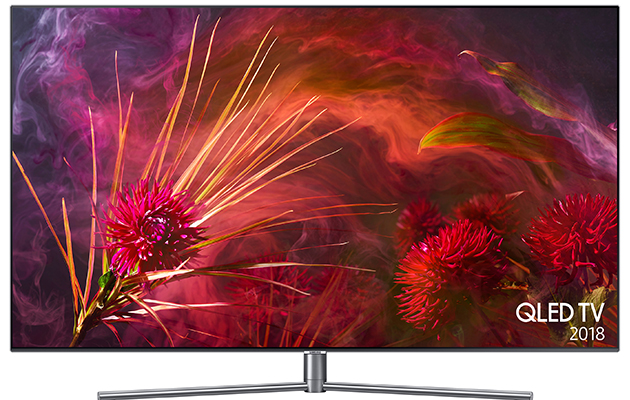 QLED-televisio tarjoaa parhaan valon voimakkuuden. QLED-televisio, jossa näkyy punaisia kukkia. Taustalla punertava usva.