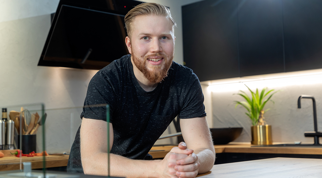 Aleksi on tyytyväinen uuden Epoq-keittiönsä mustan rohkeaan ulkoasuun ja käytännöllisiin ratkaisuihin