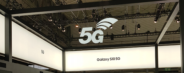 5G-verkon kehitys Mainoskyltti 5G-tekstillä.