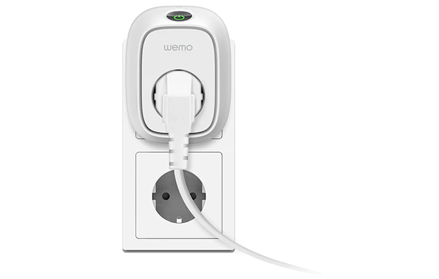 Tee vanhoista laitteistasi älykkäitä WeMo-älypistoke liitettynä pistorasiaan.