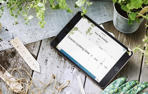 Turvaa kotisi keittiön älylaitteilla iPadin näytöllä näkyy uunin hallintaan käytettävä sovellus.