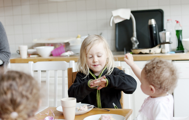 Helppo johdoton imuri Kaksi lasta istumassa aamiaispöydässä