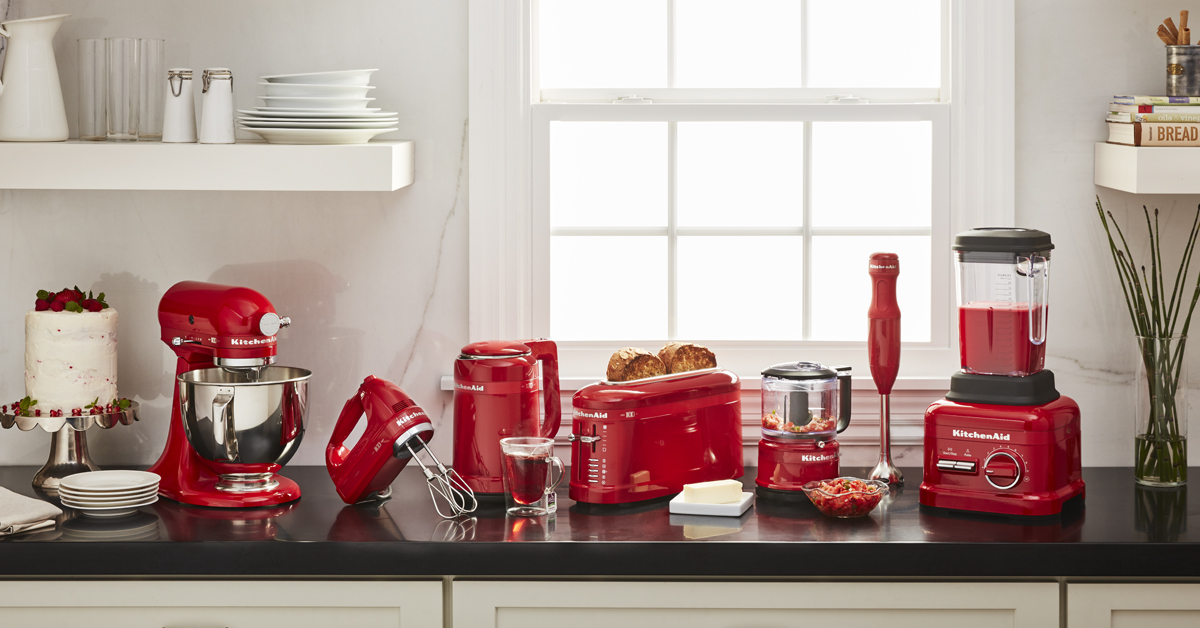 KitchenAid - Keittiön pienkoneita jo 100 vuotta KitchenAid Queen of Hearts -tuotesarjan laitteita keittiön työtasolla. KitchenAid täyttää 100 vuotta.