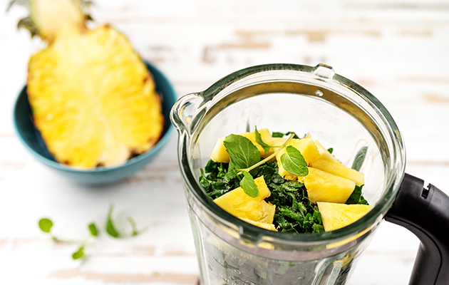 Tee smoothieita, keittoja ja muita herkkuja tehosekoittimella Hedelmiä ja pinaattia tehosekoittimessa.
