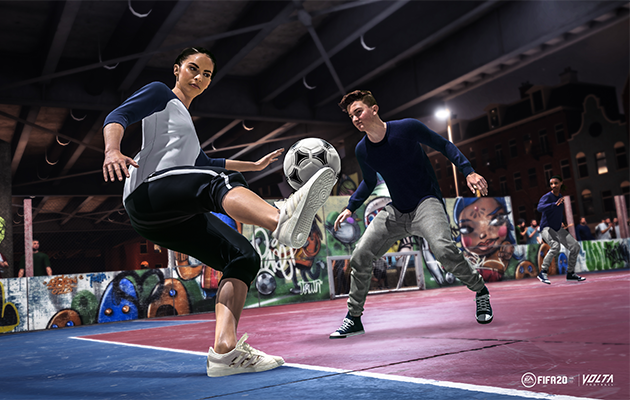 FIFA 20 VOLTA Kuva FIFA 20 VOLTA -pelistä, jossa kaksi nuorta pelaa katujalkapalloa