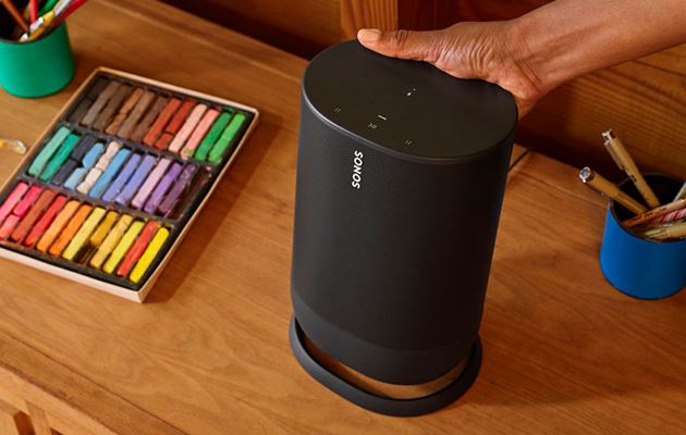 Kannettava Sonos Move toimii Bluetoothilla ja WiFi:llä Sonos Move on kestävä ja kannettava älykaiutin, joka on varustettu akulla.