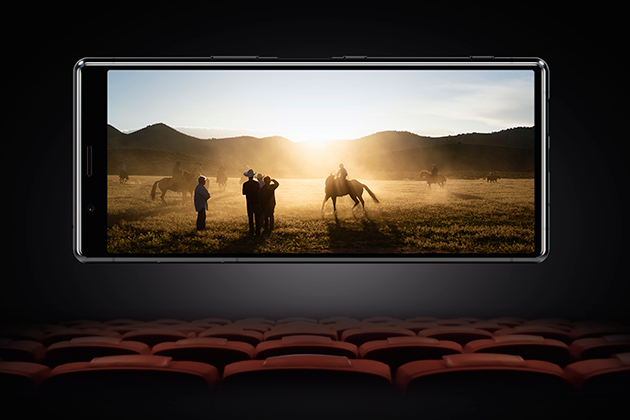 Korkealaatuinen näyttö Sony Xperia 5 elokuvateatterissa.