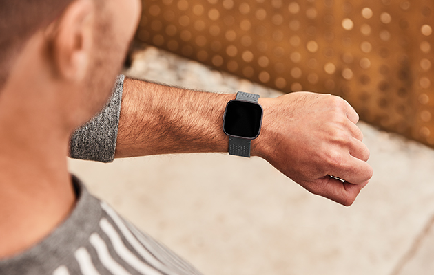 Fitbit Versa 2 on vedenkestävä 50 metriin asti. Sitä voi pitää huoletta niin altaassa, suihkussa kuin rannallakin. Versa 2 soveltuu käytettäväksi kaikkialla.