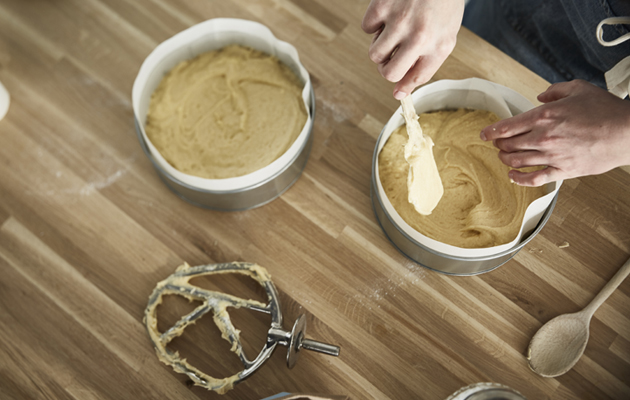 Mikä on oikea kapasiteetti Taikinalla täyteyt kakkuvuoat pöydällä Kenwood-lisäosien vieressä.