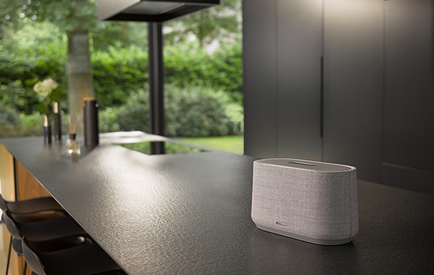 Harman Kardonin Citation-kaiuttimissa on sisäänrakennettu Google Assistant Citation 300 -kaiutin keittiön työtasolla.