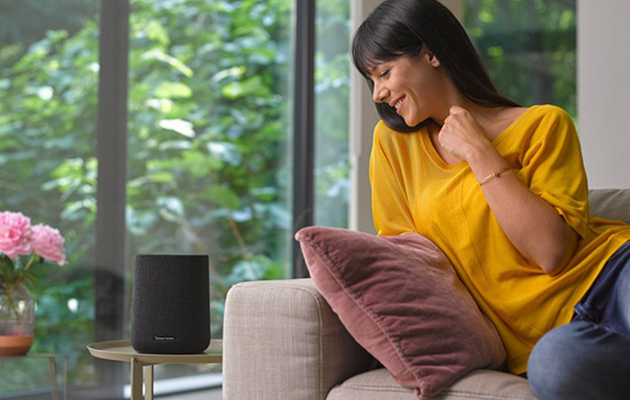 Harman Kardon Citation on multiroom-järjestelmä, joka keskittyy korkeaan äänenlaatuun ja designiin Harman Kardon Citation ONE MKII pöydällä naisen vieressä