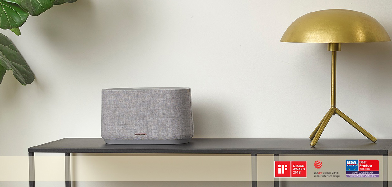 Harman Kardonin Citation-sarja hurmaa skandinaavisella muotoilullaan Kaiutin pöydällä television vieressä