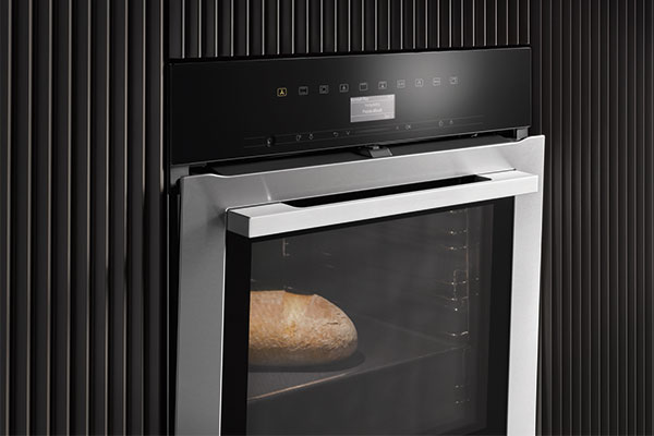 TasteControl avaa uuniluukun automaattisesti Miele Generation 7000 -uuni, jonka sisällä on leipä paistumassa