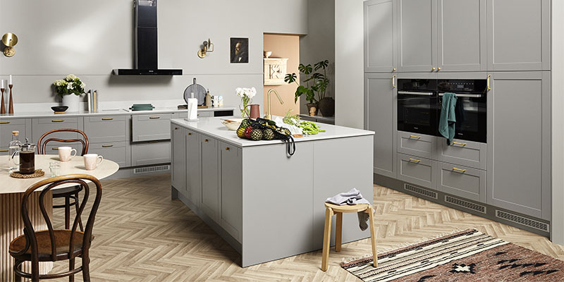 Shaker Steel Grey tasapainottelee modernin ja perinteisen välillä Harmaa keittiö – Shaker Steel Grey Epoqilta