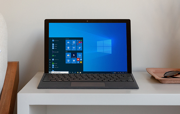 Surface Pro 7 käyttää Windows 10 -käyttöjärjestelmää Surface Pro 7 työpöydällä