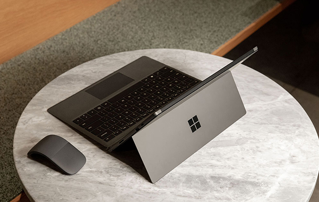 Ilmaise itseäsi Surface Pro 7 -laitteella Surface Pro 7 pyöreällä pöydällä