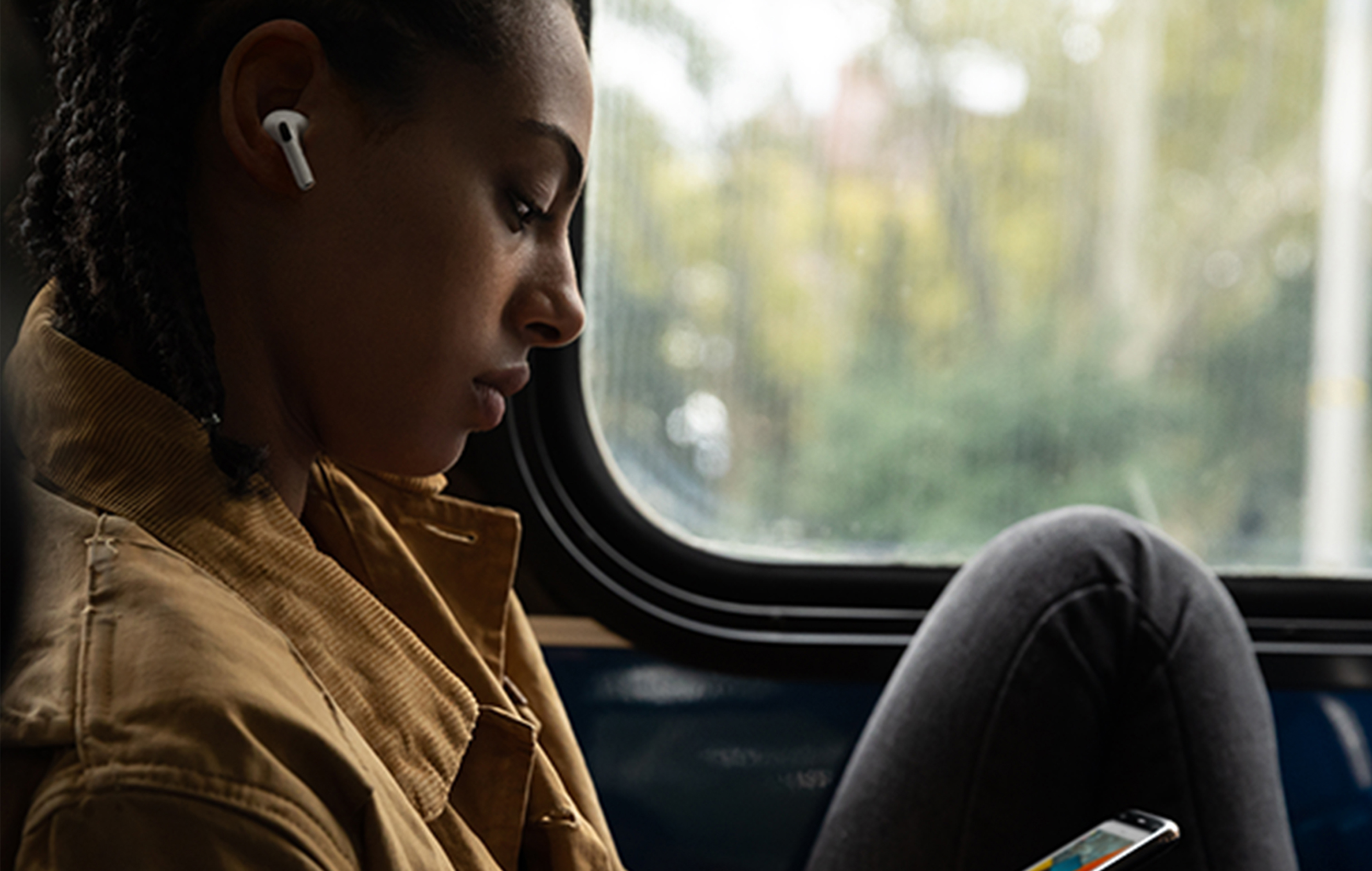 Apple AirPods Pro -kuulokkeet naisen korvissa.