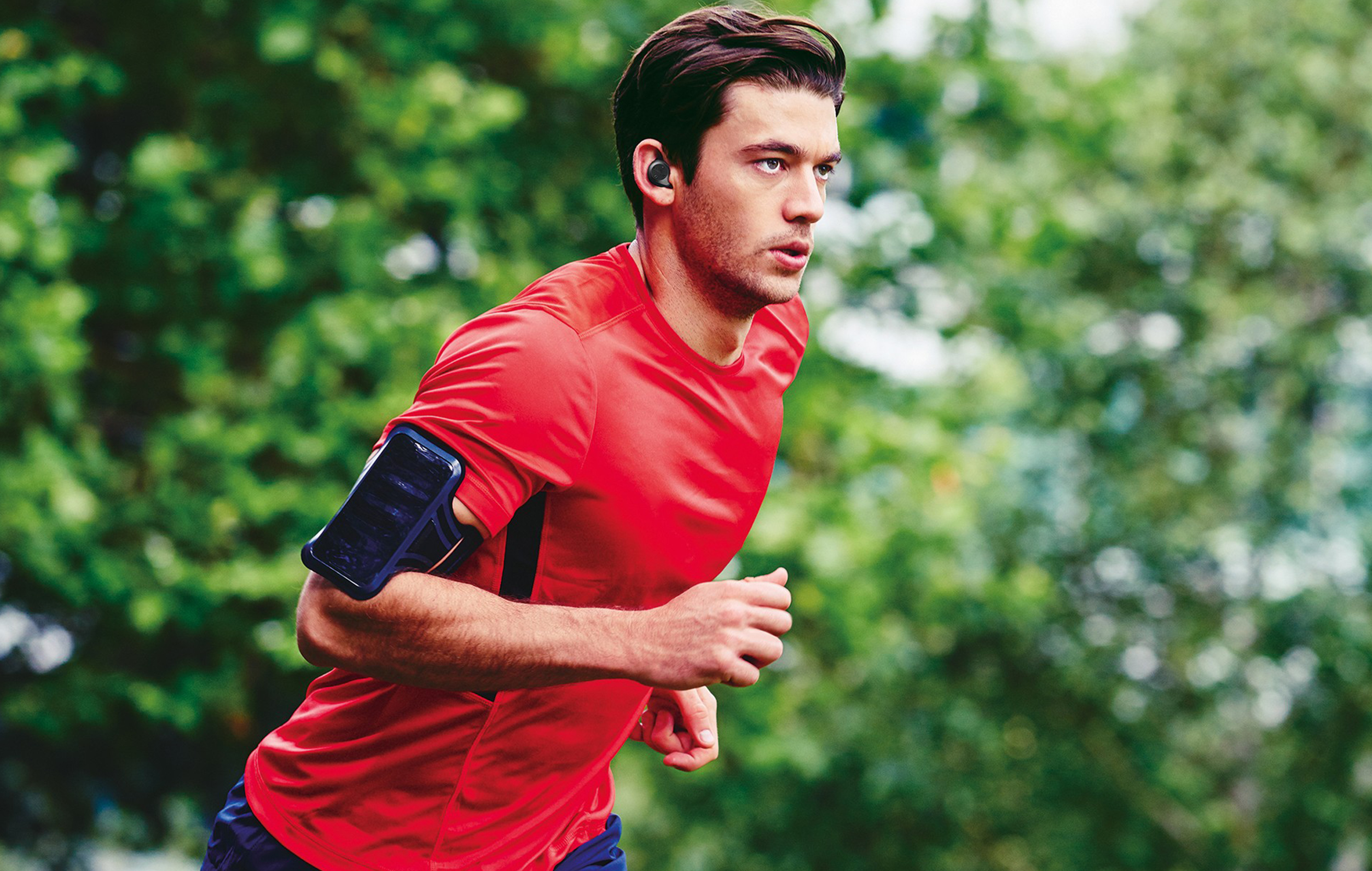 Jabra Elite Sport -kuulokkeet kestävät vettä 1 metrin syvyyteen asti ja sopivat urheiluun säällä kuin säällä Jabra Elite Sport -kuulokkeet juoksijan korvissa.