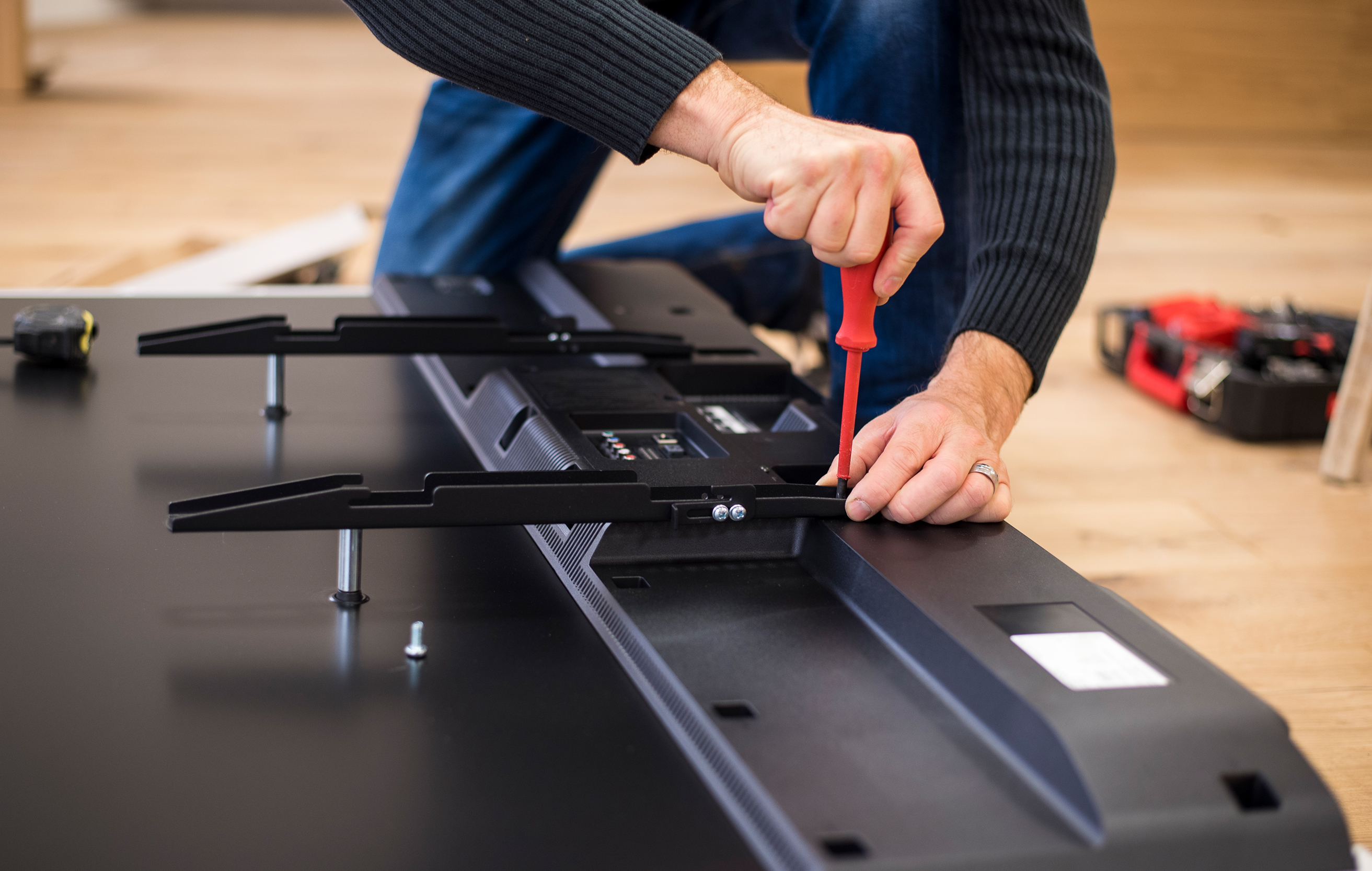 Сервисный центр телевизоров. Мастер телевизоров. TV Repair. Стол для разбора телевизоров. Led TV Tamiri.