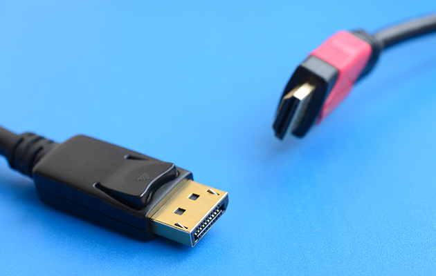 Näytön liitännät HDMI- ja DisplayPort-kaapelit.