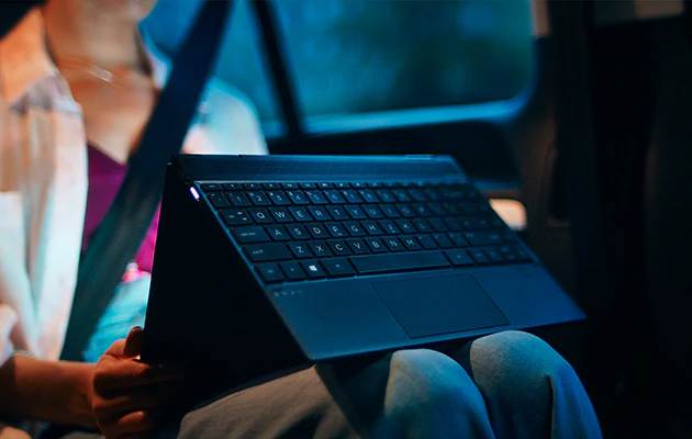 Akunkesto ja nopea käynnistys 2-in-1-kannettava