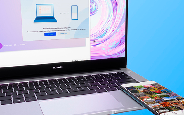 Langaton lataus puhelimelle Älypuhelin Huawei MateBook D 14 -kannettavan kulmalla.