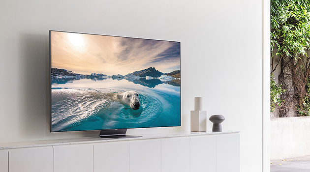 Heijastuksia ehkäisevä pinnoite QLED-televisio kirkkaasti valaistussa huoneessa