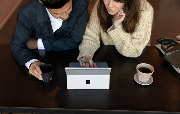 Surface Go 2 soveltuu moniin erilaisiin tehtäviin Nainen ja mies istuvat kahvilla, ja heidän edessään on Surface Go 2 -kannettava
