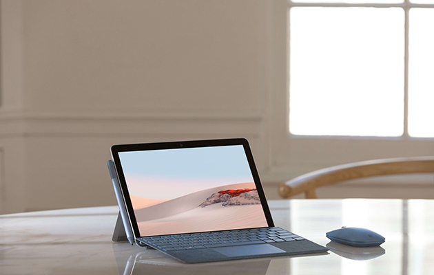 Surface Go 2:ssa on entistä suurempi, 10,5 tuuman kosketusnäyttö Surface Go 2 pöydällä, vieressä Type Cover ja Mobile Mouse