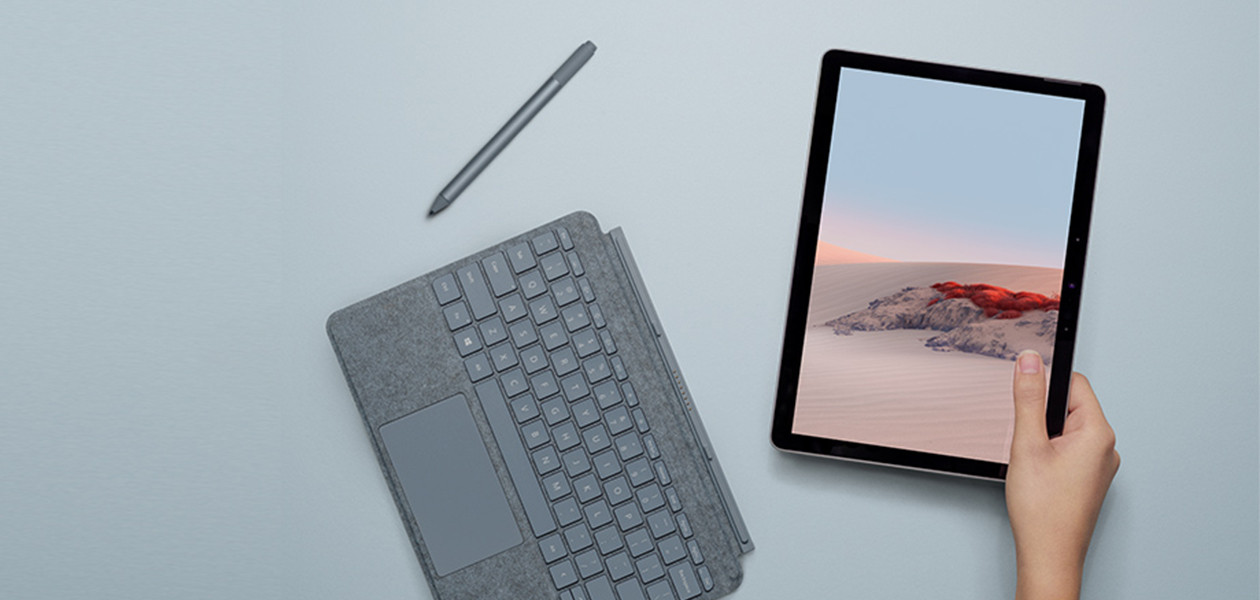 Surface Go 2 kulkee aina helposti mukanasi Surface Go 2 yhdessä Surface Pen -kynän ja Type Cover -näppäimistön kanssa sinisellä pöydällä
