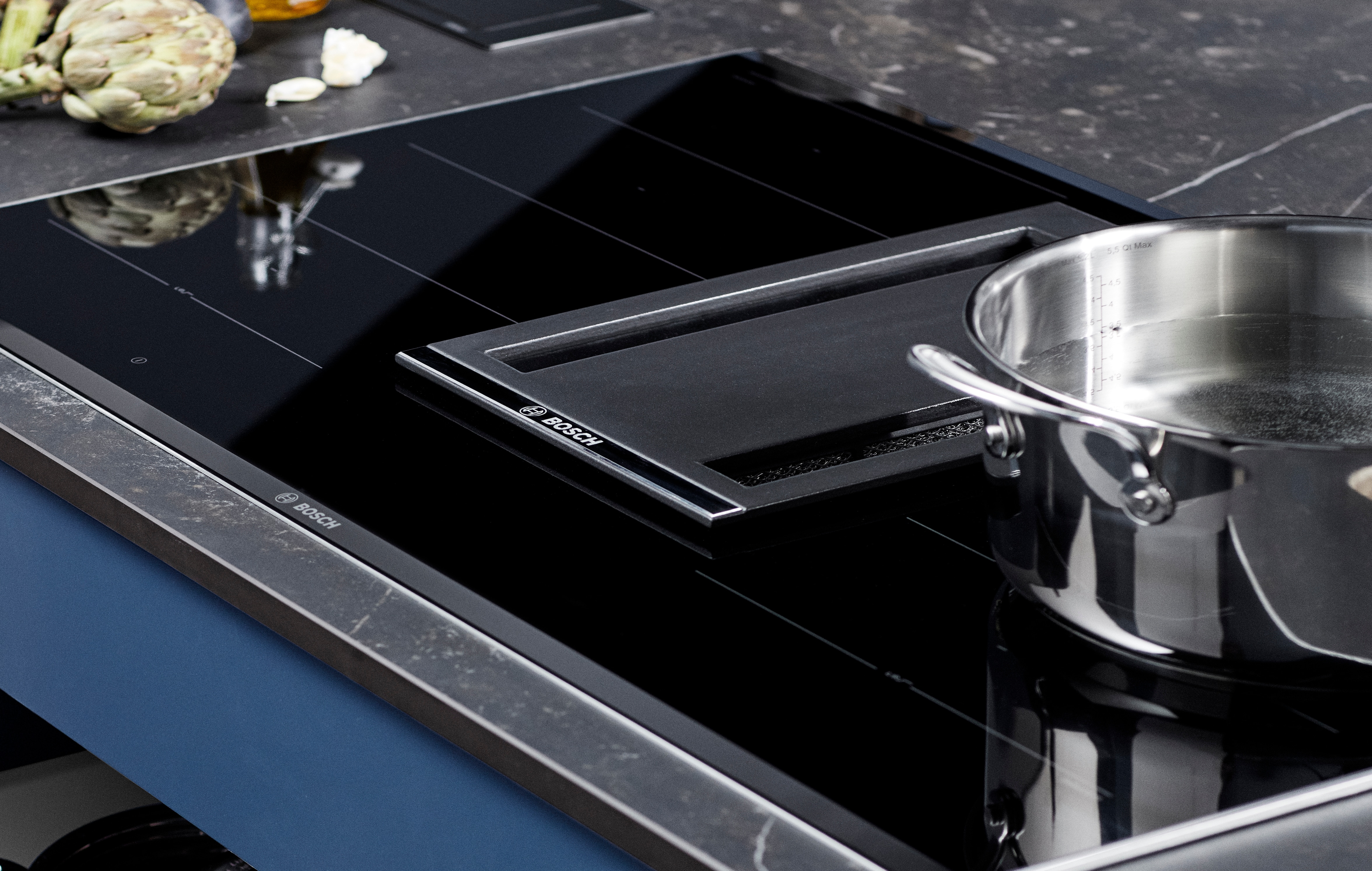 Bosch-keittotaso integroidulla liesituulettimella upotettuna Epoq-keittiökalusteisiin.