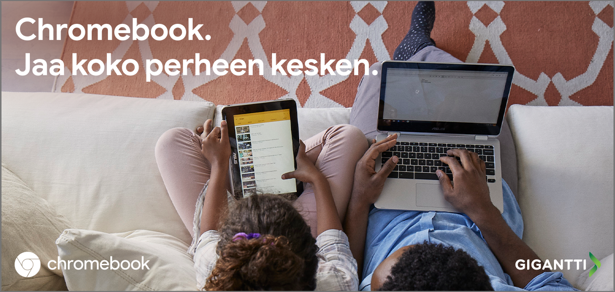 Chromebook – Sopii koko perheen käyttöön Isä ja tytär sohvalla tabletin ja kannettavan kanssa