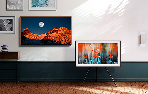Art Mode -tila näyttää taidetta television ruudulla sen ollessa sammutettuna Kaksi The Frame -televisiota. Toisen ruudulla kuva ja toisen ruudulla taideteos