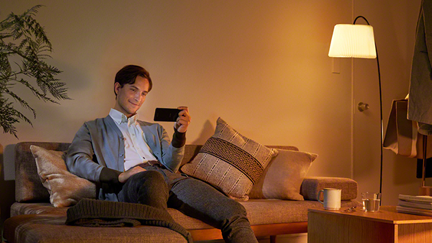 6 -tuuman OLED-näyttö 21:9 -kuvasuhteella Nuori mies katselee elokuvia Sony Xperia 10 -puhelimella