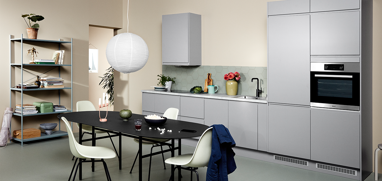 Musta Damixa Silhouet -hana on upea katseenvangitsija Integra Steel Grey -keittiössä Epoq Integra Steel Grey -keittiö