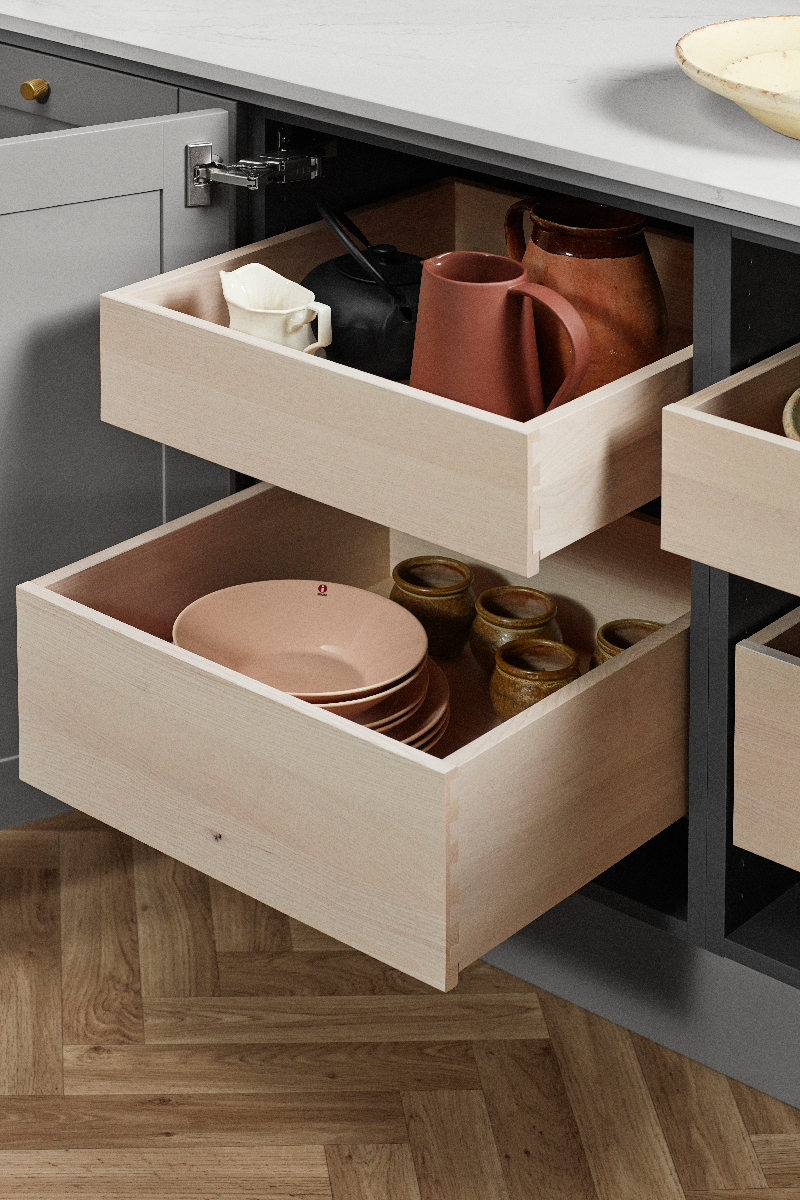 Astiat on helppo ottaa esille, kun kaapin sisällä on ulosvedettävä laatikko Shaker Steel Grey keittiö, jossa on avoin laatikko